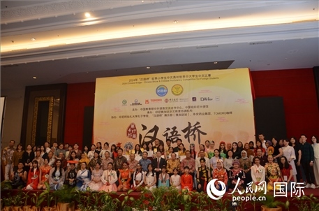 出席閉幕典禮的嘉賓、學(xué)校師生及獲獎(jiǎng)選手等合影留念。人民網(wǎng)記者李培松攝