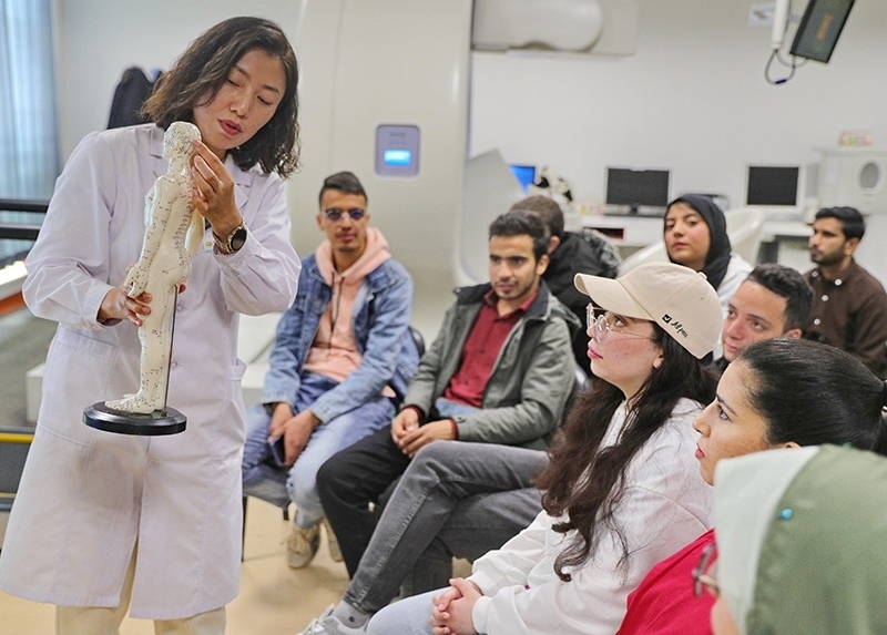 2023年4月19日，河北省秦皇島市中醫(yī)醫(yī)院醫(yī)務(wù)工作者為燕山大學(xué)外國(guó)留學(xué)生講解中醫(yī)經(jīng)絡(luò)知識(shí)。