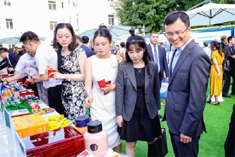 與會嘉賓參觀品鑒上合組織農(nóng)業(yè)基地特產(chǎn)。主辦方供圖