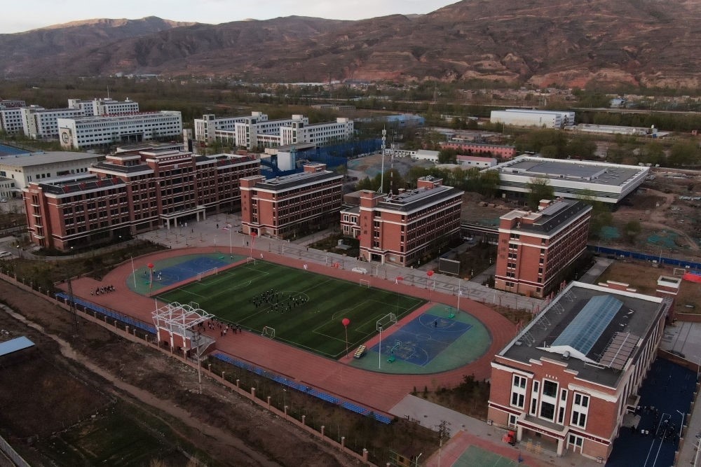 這是果洛西寧民族中學(xué)（2021年4月28日攝，無人機(jī)照片）。