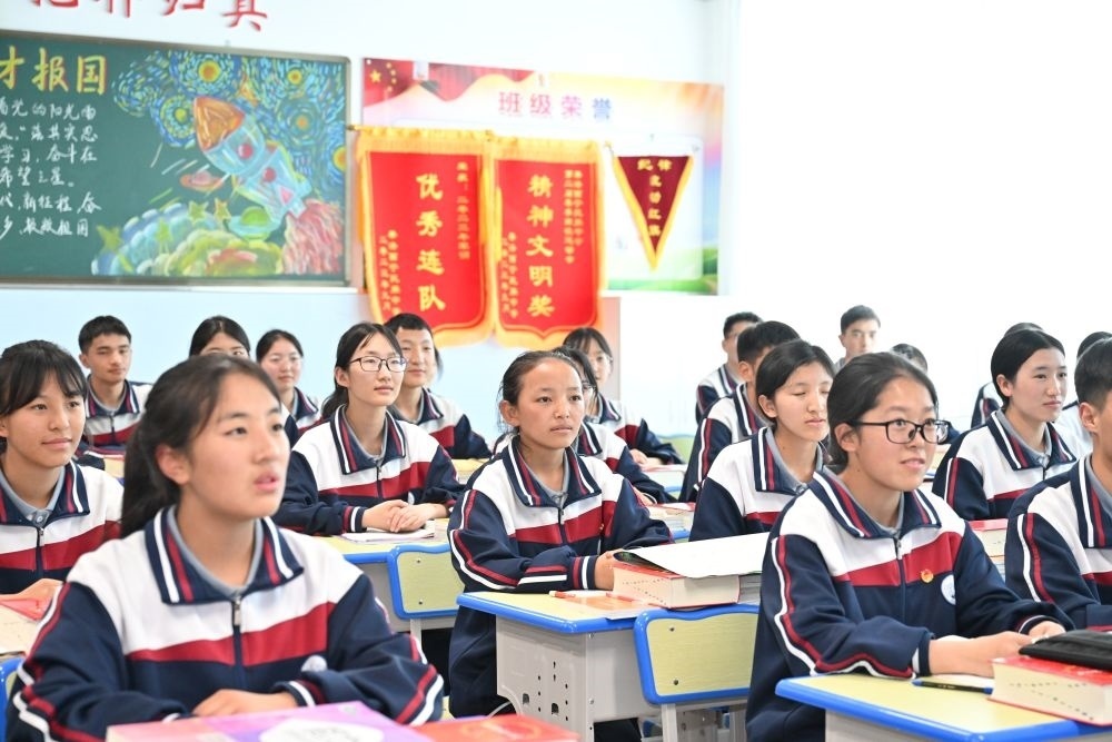 2024年6月18日，果洛西寧民族中學(xué)學(xué)生在上課。