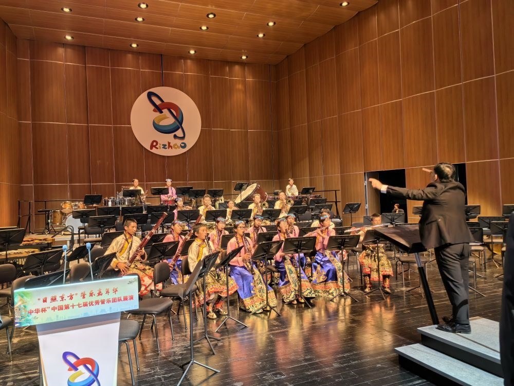 5月4日，來自果洛西寧民族中學(xué)的果洛州青少年管樂團(tuán)在山東省日照市演出。