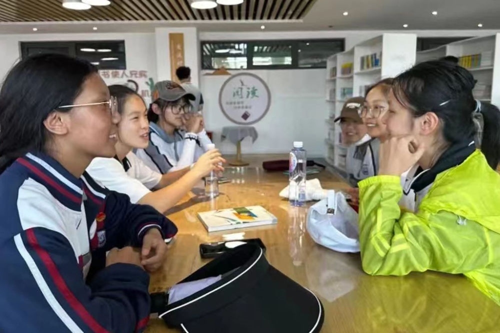 2023年7月10日，在果洛西寧民族中學(xué)，上海市大同中學(xué)學(xué)生（右）與果洛西寧民族中學(xué)學(xué)生交流。新華社發(fā)（果洛州教育局供圖）