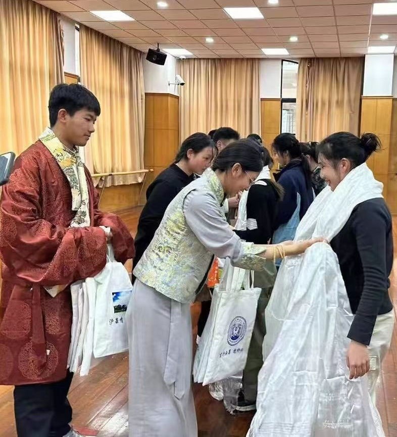 2024年1月18日，在上海市大同中學(xué)，果洛西寧民族中學(xué)學(xué)生給上海大同中學(xué)師生獻(xiàn)哈達(dá)。新華社發(fā)（果洛州教育局供圖）