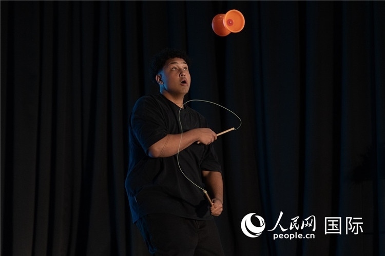 參賽選手表演的抖空竹如行云流水。人民日?qǐng)?bào)非洲中心分社 希拉茲·莫林?jǐn)z