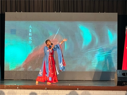 一等獎(jiǎng)獲得者彩翼進(jìn)行才藝表。（圖片來源：孔子課堂）