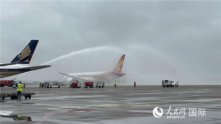 航班享受“水門禮”后起飛。牛瑞飛攝