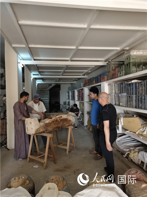 圖為中埃薩卡拉新出土文物數(shù)字化調查與研究項目團隊在工作現(xiàn)場。