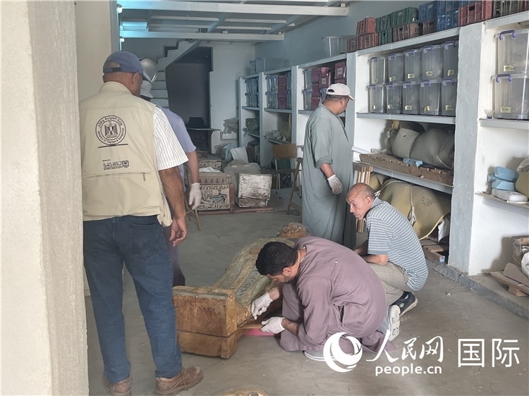 圖為中埃薩卡拉新出土文物數(shù)字化調查與研究項目團隊在工作現(xiàn)場。薛江攝