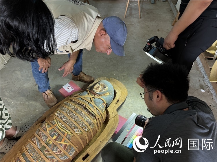 圖為中埃薩卡拉新出土文物數(shù)字化調查與研究項目團隊在工作現(xiàn)場。薛江攝