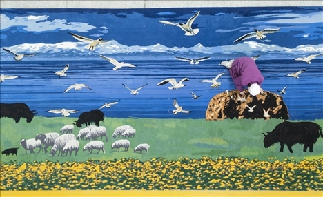 在青海省西寧市圣源地毯集團(tuán)有限公司生產(chǎn)車間，操作工檢查毯面、拔花刺（2023年2月4日攝）。新華社記者 才揚(yáng) 攝