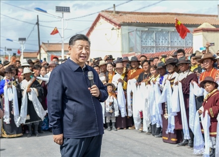 2021年6月7日至9日，習(xí)近平總書記在青?？疾臁＿@是8日下午，習(xí)近平在海北藏族自治州剛察縣沙柳河鎮(zhèn)果洛藏貢麻村考察時(shí)，同村民們親切交流。新華社記者 謝環(huán)馳 攝