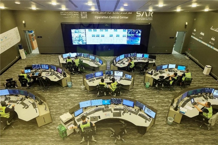 圖為運營指揮中心一景。中國鐵建供圖