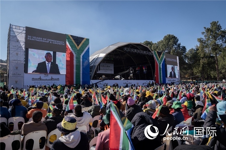 南非民眾觀看拉馬福薩總統(tǒng)就職演說。 人民日報非洲中心分社 希拉茲·莫林攝