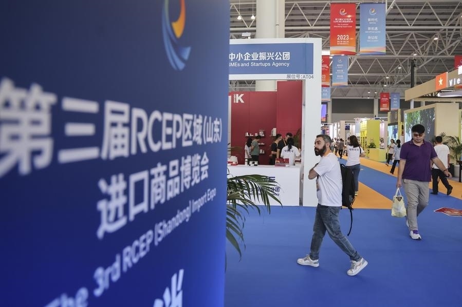 2023年8月18日，人們在第三屆RCEP區(qū)域（山東）進(jìn)口商品博覽會(huì)上參觀。新華社發(fā)（許傳寶 攝）