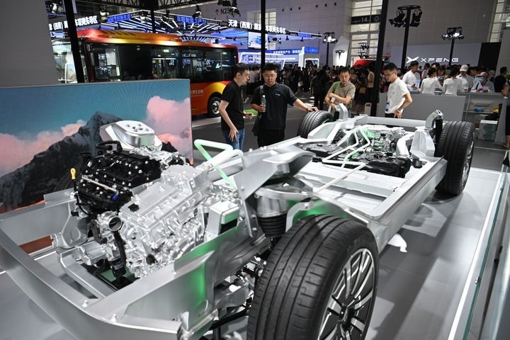 這是在博覽會(huì)現(xiàn)場拍攝的一款智能網(wǎng)聯(lián)汽車平臺(tái)架構(gòu)（6月20日攝）。新華社記者 孫凡越 攝