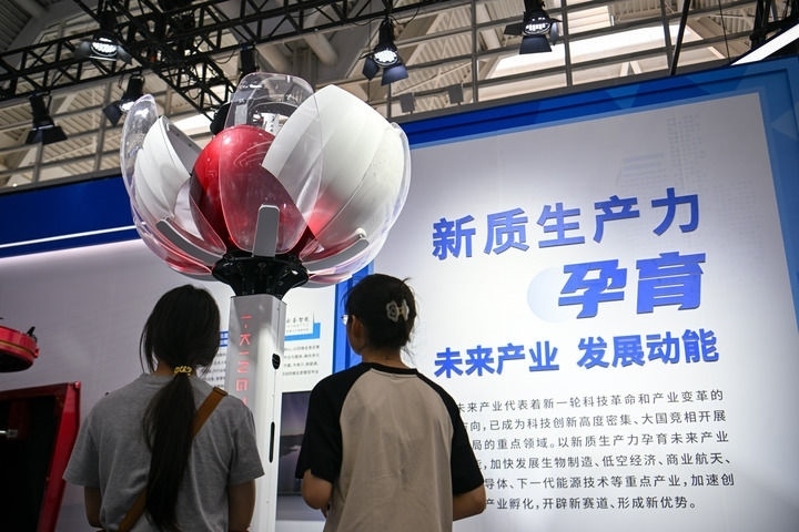 6月20日，與會(huì)者參觀天津云圣智能科技有限責(zé)任公司展區(qū)展出的“圣·寶蓮燈”全自主無人機(jī)巡檢系統(tǒng)。新華社記者 孫凡越 攝