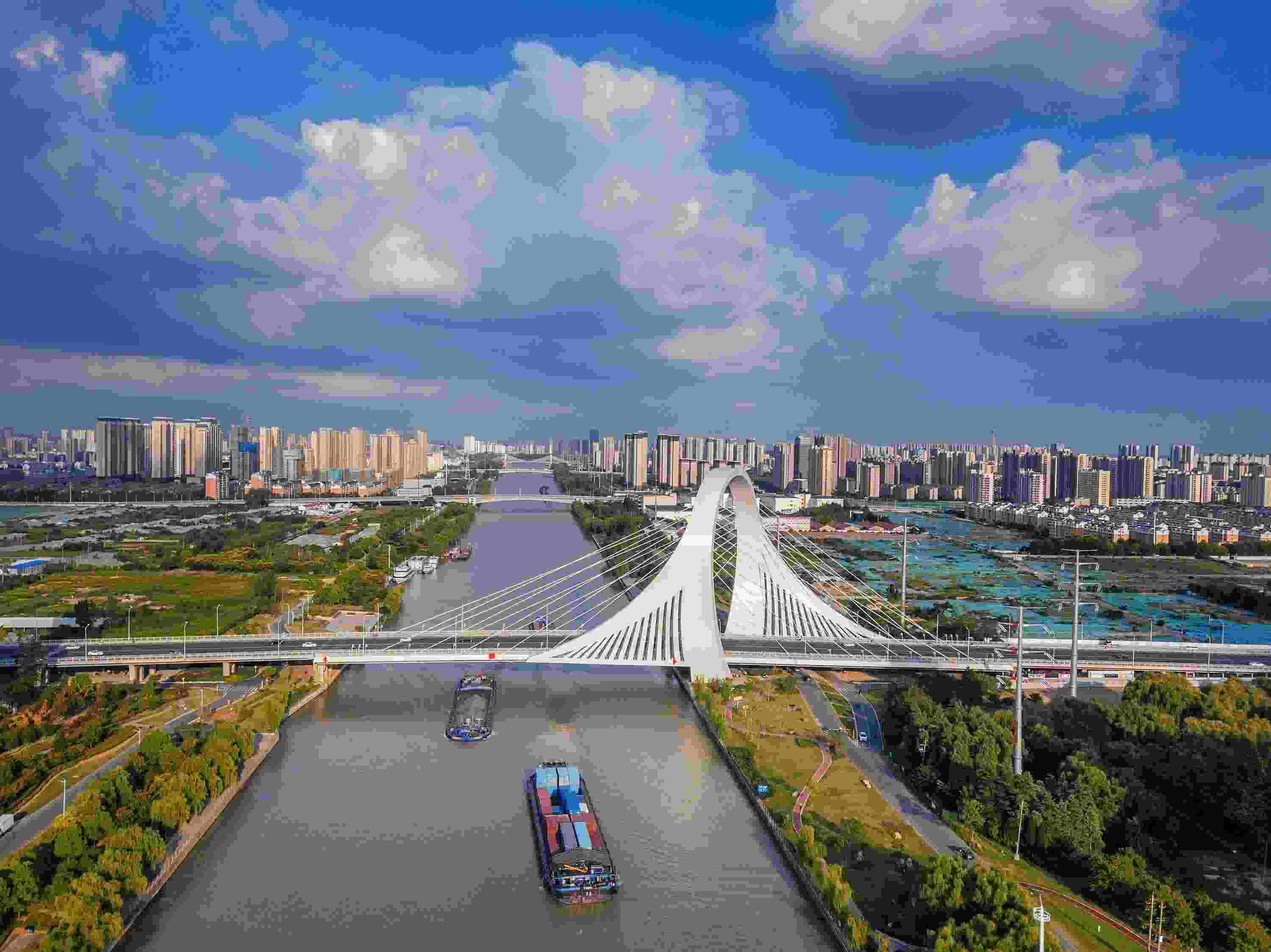 2022年9月12日，幾艘船舶行駛在江蘇淮安運河大橋附近。