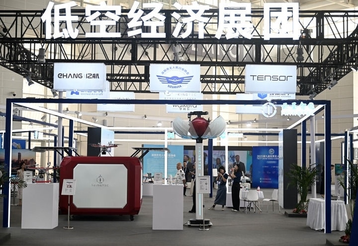 6月20日，參觀者在博覽會(huì)低空經(jīng)濟(jì)展團(tuán)參觀。新華社記者 趙子碩 攝