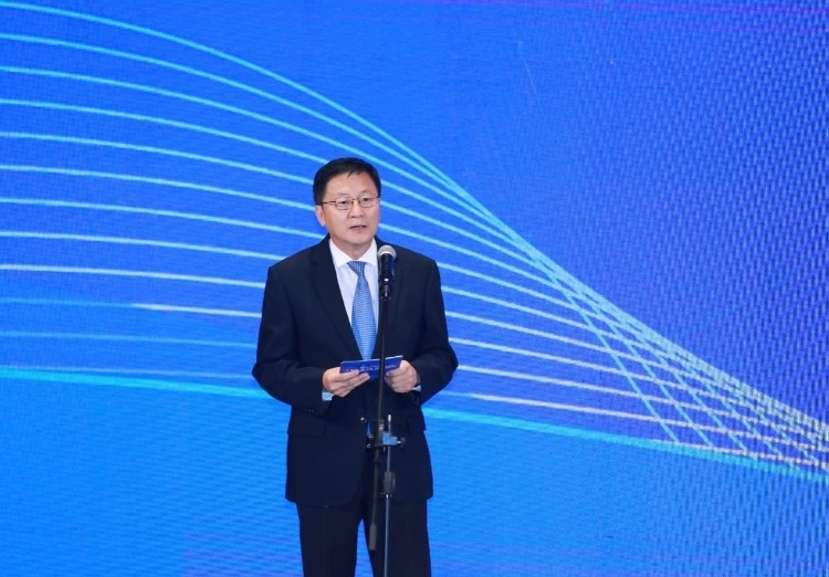 中國網(wǎng)總編輯王曉輝主持論壇。中國外文局供圖