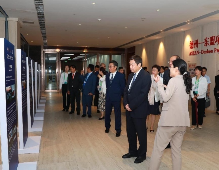 與會嘉賓參觀圖片展。中國外文局供圖