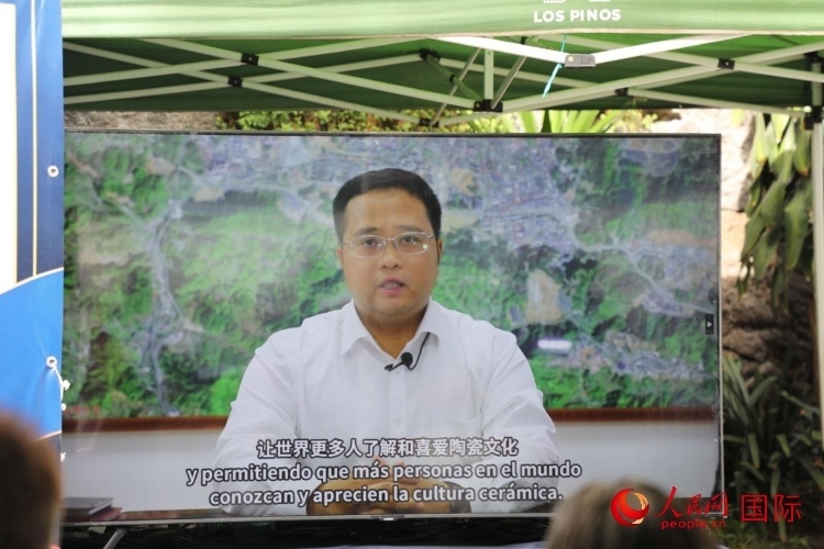 德化縣人民政府縣長方俊欽視頻致辭。人民網(wǎng) 埃內(nèi)斯托·多明戈斯攝