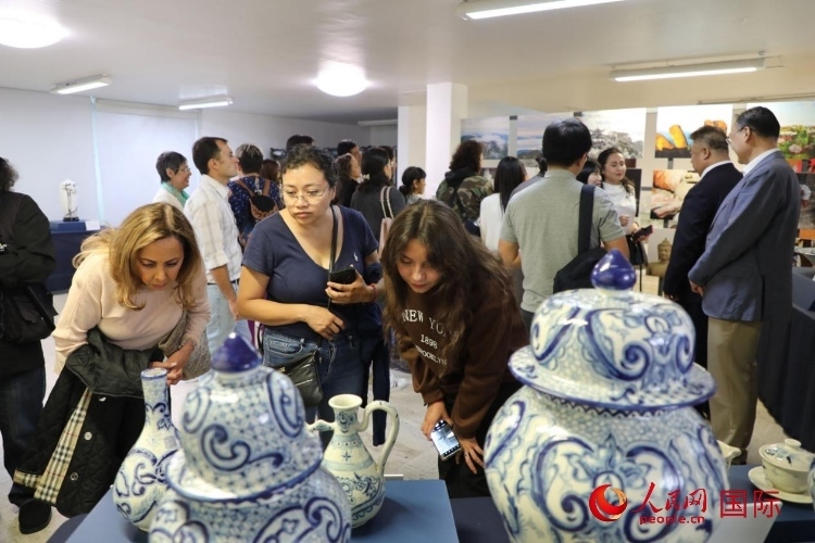 在展覽現(xiàn)場，觀眾們駐足欣賞德化瓷和墨西哥彩瓷。人民網(wǎng) 埃內(nèi)斯托·多明戈斯攝