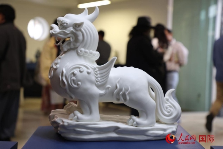 展覽現(xiàn)場的德化白瓷。人民網(wǎng) 埃內(nèi)斯托·多明戈斯攝