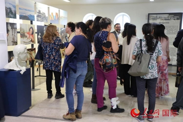 在展覽現(xiàn)場，觀眾們駐足欣賞德化白瓷和墨西哥彩瓷。人民網(wǎng) 埃內(nèi)斯托·多明戈斯攝