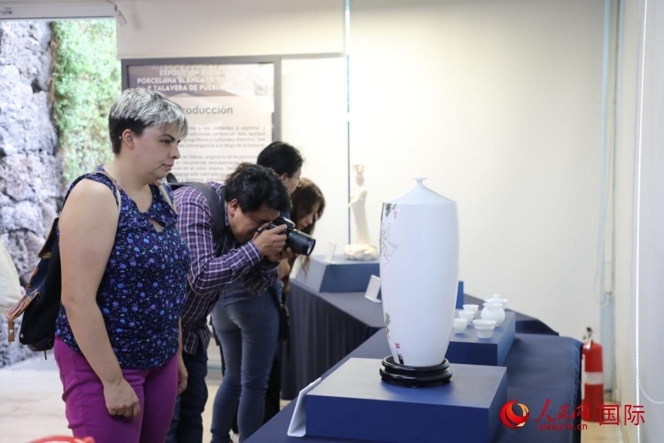 在展覽現(xiàn)場，觀眾們駐足欣賞德化白瓷和墨西哥彩瓷。人民網(wǎng) 埃內(nèi)斯托·多明戈斯攝