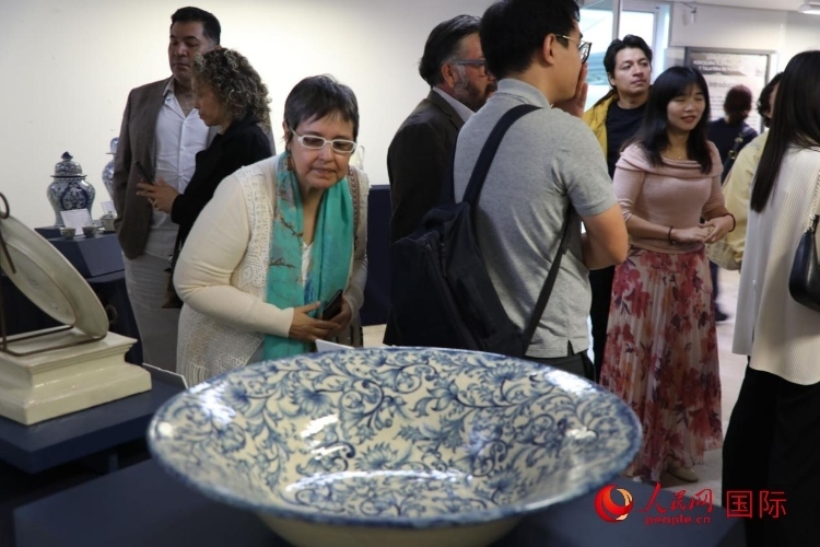 在展覽現(xiàn)場，觀眾們駐足欣賞德化白瓷和墨西哥彩瓷。人民網(wǎng) 埃內(nèi)斯托·多明戈斯攝