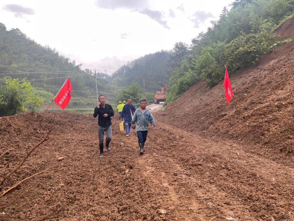 6月22日，木石里008縣道最后一個(gè)塌方點(diǎn)搶通。（受訪者供圖）
