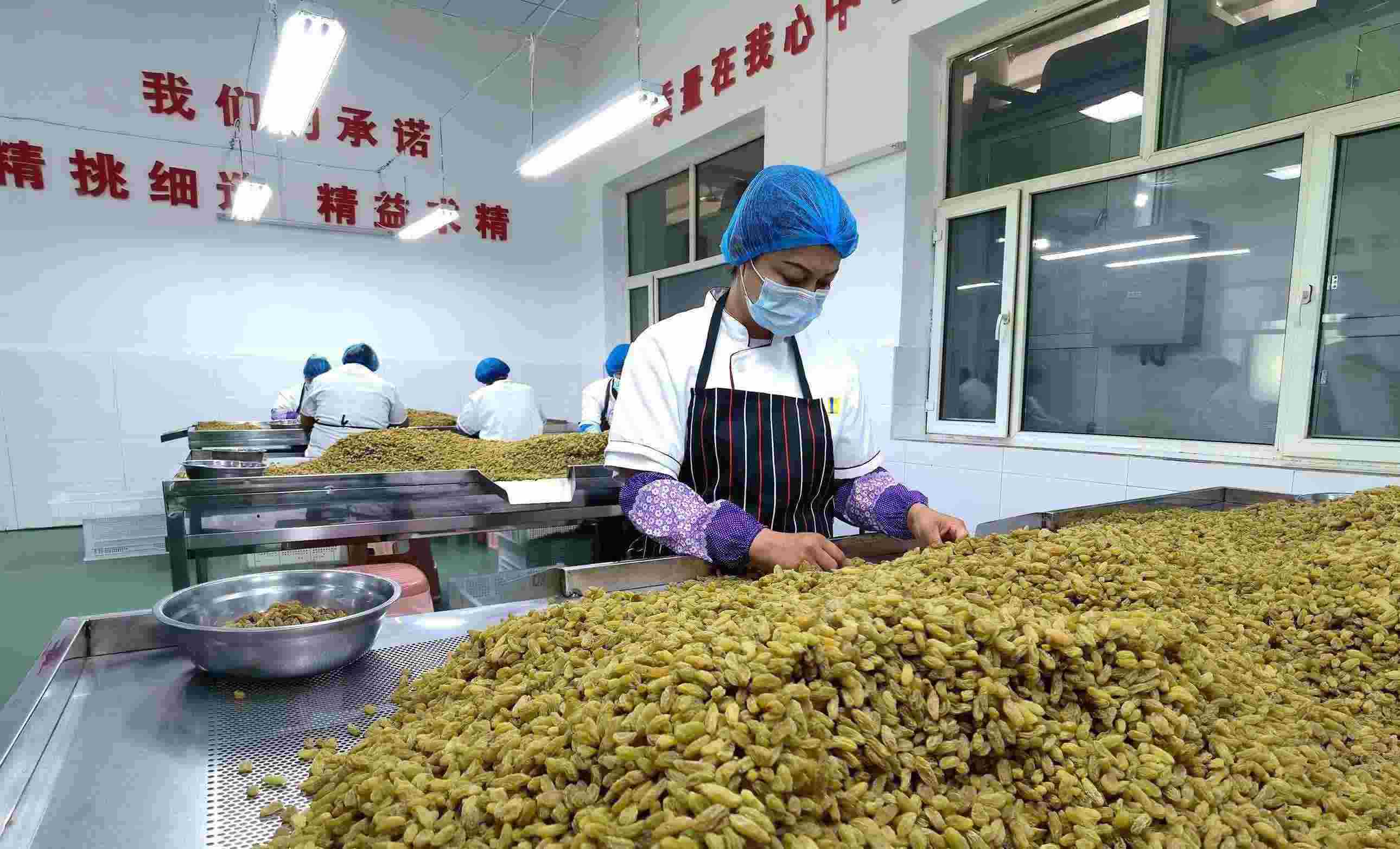 新疆吐魯番市高昌區(qū)亞爾鎮(zhèn)新城西門村，村民們?cè)诜謷咸迅伞? width=