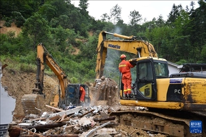6月23日，救援人員在魚(yú)市鎮(zhèn)斗溪村龍?zhí)两M山體滑坡現(xiàn)場(chǎng)開(kāi)展救援工作。新華社記者 陳振海 攝