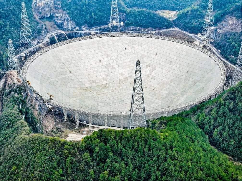這是2024年2月26日拍攝的位于貴州的“中國天眼”（無人機(jī)全景圖片，維護(hù)保養(yǎng)期間拍攝）。新華社記者 歐東衢 攝