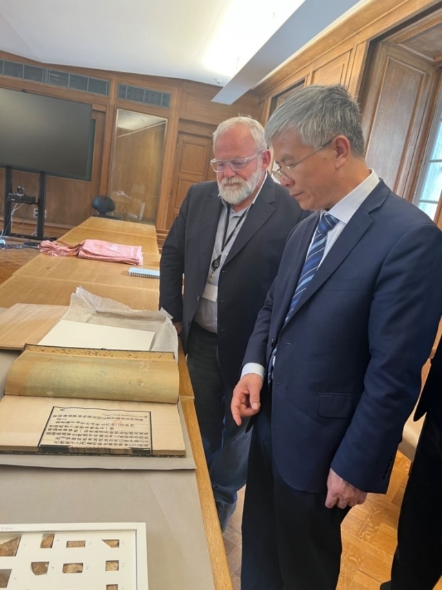 山東大學(xué)校長(zhǎng)李術(shù)才率團(tuán)訪問法國(guó)國(guó)家圖書館。山東大學(xué)供圖