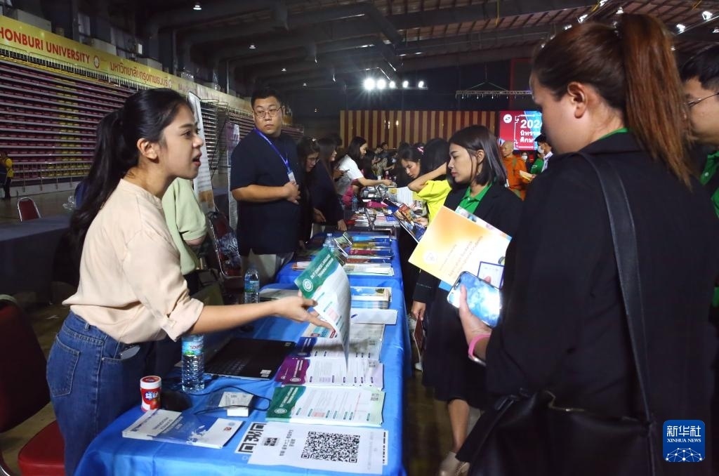 6月22日，在泰國曼谷吞武里大學舉辦的中國高等教育展上，學生在中國高校展臺前了解信息。新華社記者 孫瑋彤 攝