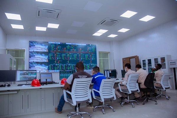 剛果（金）布桑加水電站攔河大壩泄洪。中鐵資源集團(tuán)供圖 