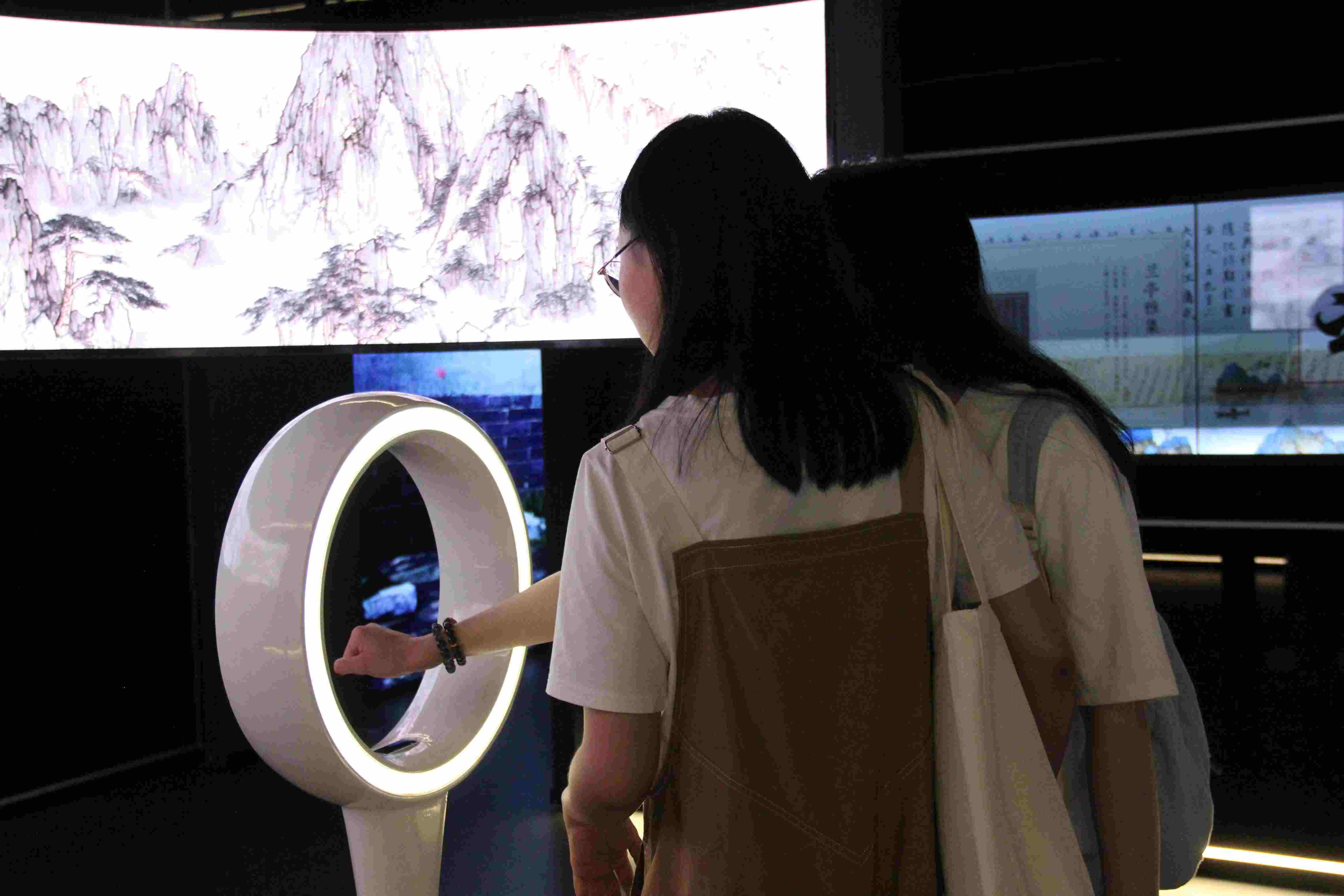 游客在“元啟金陵”南京數(shù)字文化客廳參觀并參與互動(dòng)。受訪者供圖