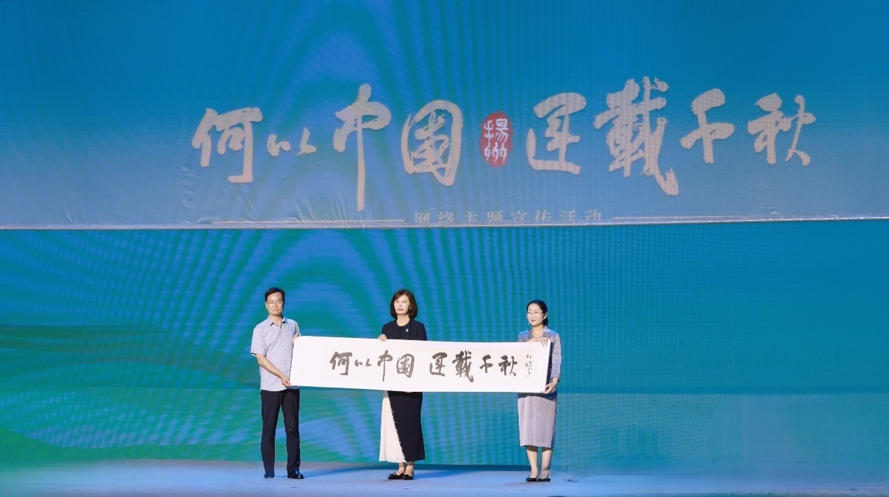 隋唐大運(yùn)河文化博物館館長曹岳森（左）、揚(yáng)州中國大運(yùn)河博物館館長鄭晶（中）、浙東運(yùn)河博物館負(fù)責(zé)人張慧（右）共同展卷。