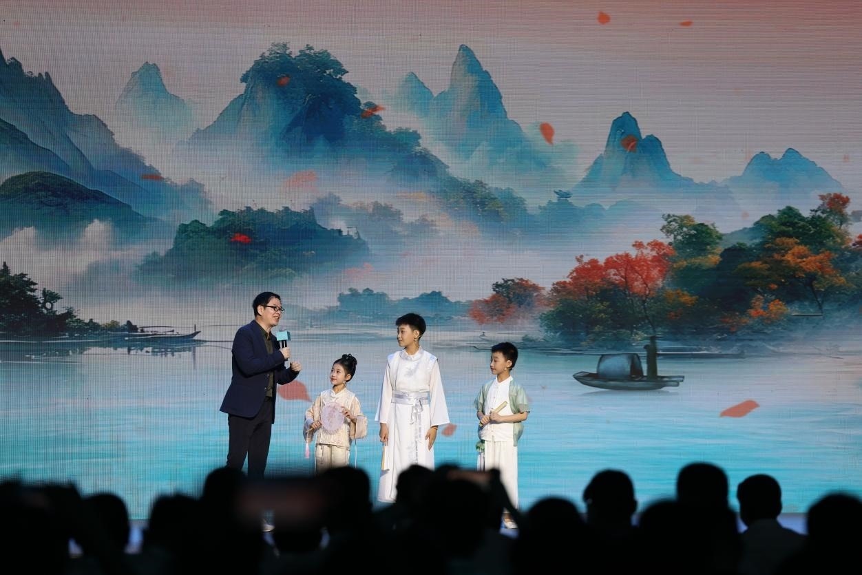 南京師范大學(xué)教授酈波（左一）與2024中國詩詞大會選手張可兒（左二）、姜敬曦（右二），揚(yáng)州市邗江區(qū)實(shí)驗(yàn)學(xué)校蔣王小學(xué)學(xué)生陸俊屹（右一）趣談大運(yùn)河詩詞文化。