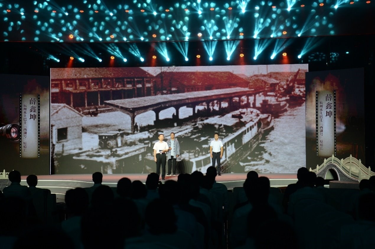 杭州水上巴士“西湖”號原船長薛鑫坤（左）、窯灣古鎮(zhèn)漁民藝術(shù)團(tuán)團(tuán)長沈召明（中）、港航潤楊6060貨船主楊杰偉（右）現(xiàn)場講述。