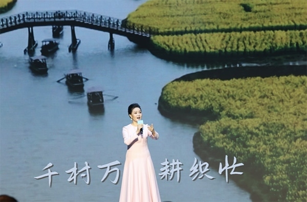 歌唱家、中國音樂學(xué)院教授雷佳現(xiàn)場演唱。