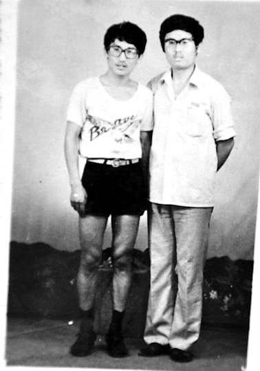 薛其坤（左）與大學(xué)同學(xué)合影。