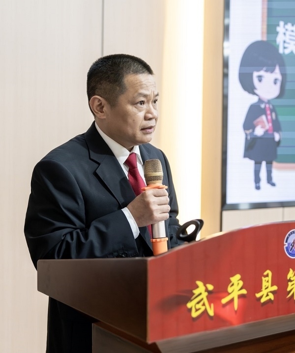 圖④：武平法院刑庭庭長(zhǎng)候良石在模擬法庭后為學(xué)生上普法課。