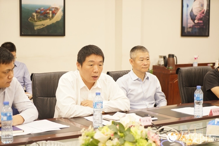 駐尼日利亞使館領僑處主任伊亞奇（中）講話。人民網記者 姜宣攝