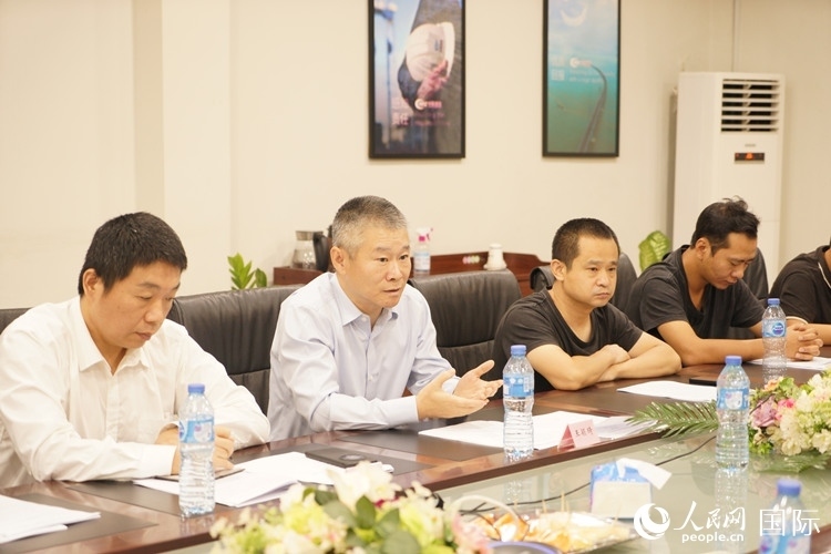 駐尼日利亞使館經商處公參王穎琦（左二）講話。人民網記者 姜宣攝