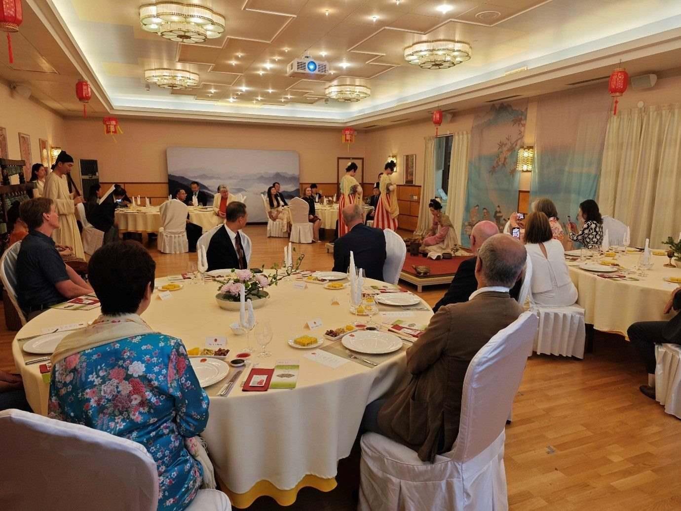 來賓們觀賞茶藝表演和品嘗中華美食。中國駐瑞典大使館供圖