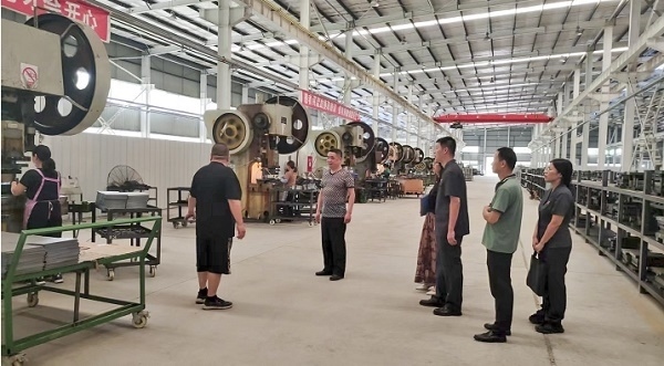 大渡口區(qū)法院法官回訪已盤活的被執(zhí)行企業(yè)。