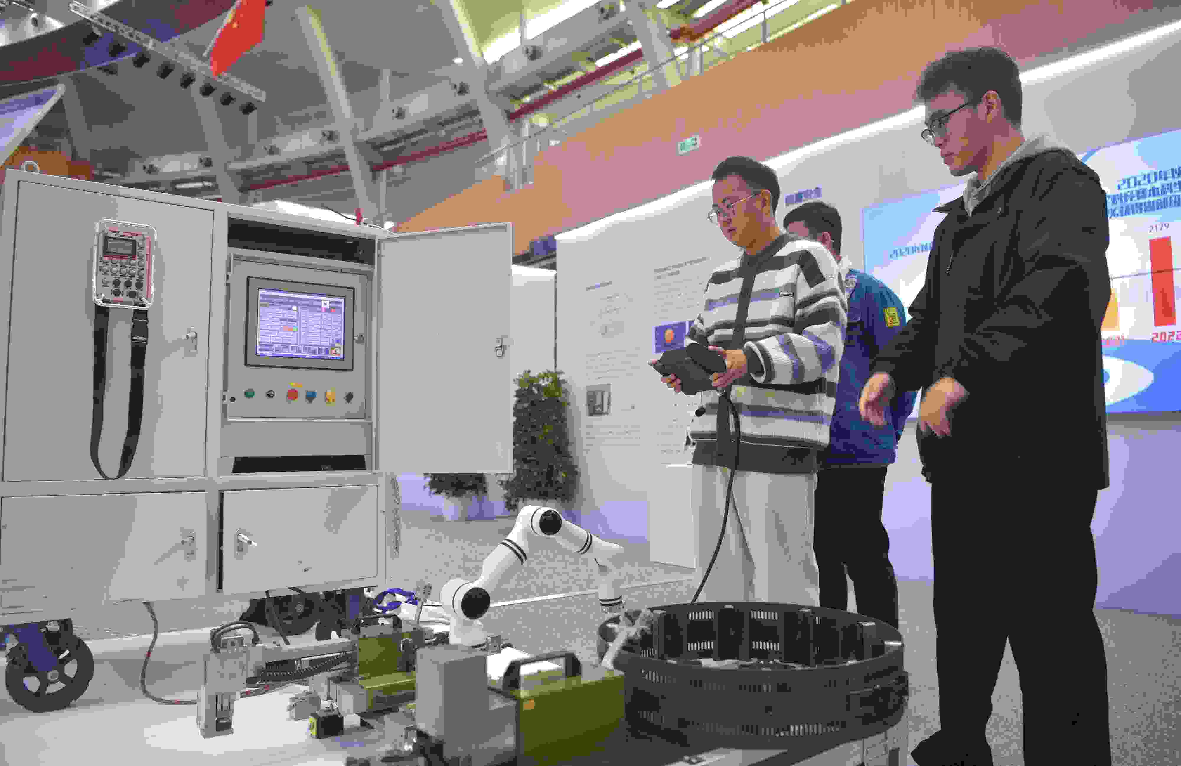 2023年，京南地區(qū)高?？萍汲晒平闀?huì)在北京建筑大學(xué)大興校區(qū)舉行。圖為高校師生在展示管道全位置焊接機(jī)器人系統(tǒng)成果。